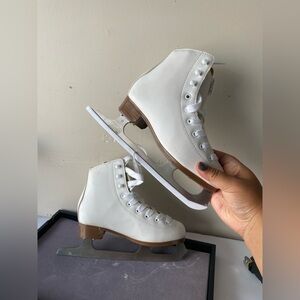 DBX Classic White Ice Skates Size 1 Kids